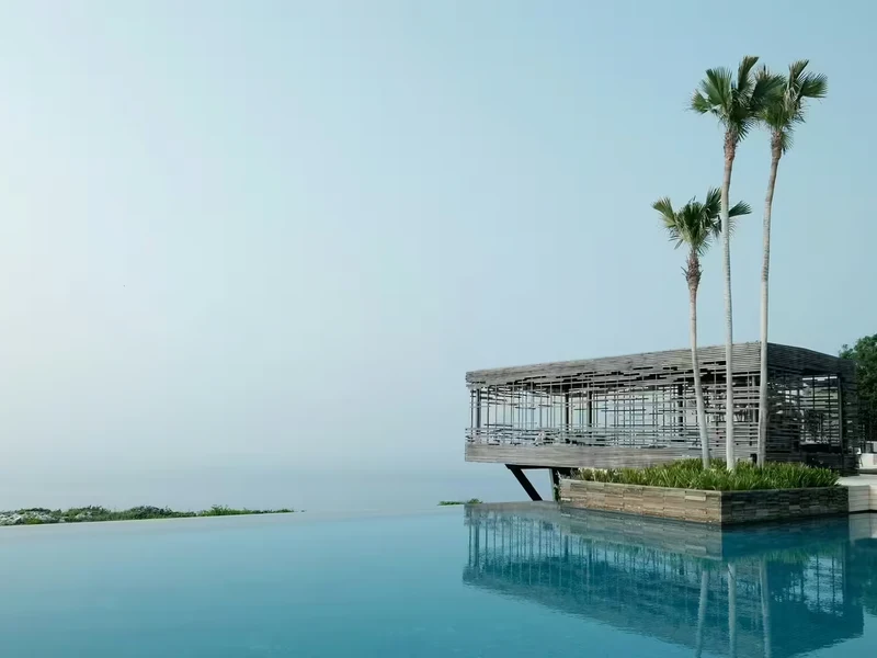 Alila Villas Uluwatu's cliff-edge cabana and infinity pool on the Bukit Peninsula