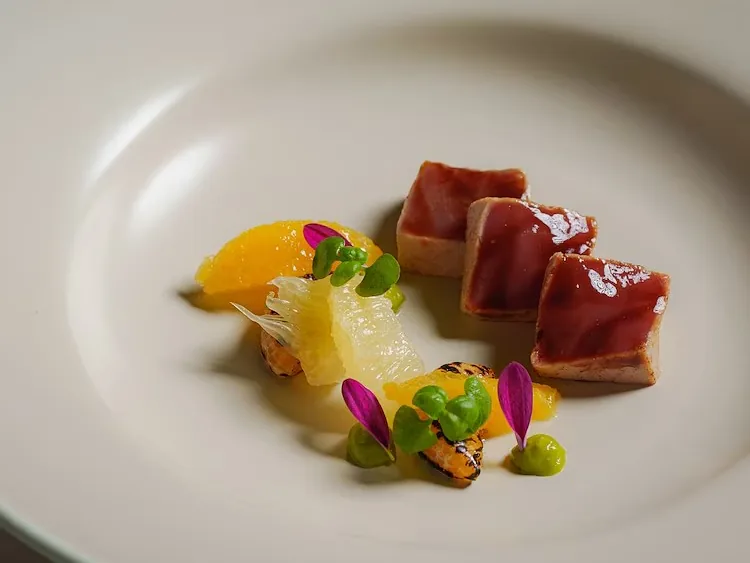 A plate at Kubu, Mandapa