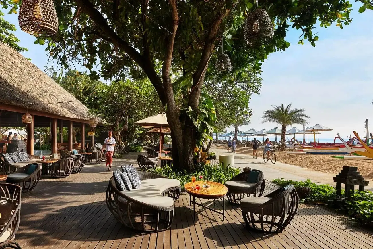 Pizzaria, the beachfront restaurant at Hyatt Regency Bali, with tables set along the sand